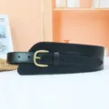 Dettaglio cintura da donna nera larga, fibbia metallica vintage, accessorio alla moda. - Nero