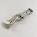 Detail van de metalen veerkoppeling met flexibele slangketting en gepolijste uiteinden. - Zilveren Gesp