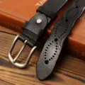 Cintura da donna in vera pelle nera vintage con motivo traforato e fibbia ad ardiglione. - 105cm / Nero