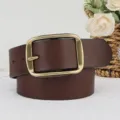 Vista ravvicinata dettagliata di una cintura in vera pelle marrone con fibbia in ottone. - 105cm / Caffè