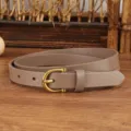 Nahaufnahme Detail eines minimalistischen Damen Ledergürtels mit elegantem goldenen Metallschnallen. - Khaki Grau / 100cm