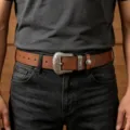 Cintura in vera pelle marrone vintage da uomo con fibbia in metallo argentato. - Kaki / 105cm