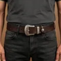 Cintura in vera pelle vintage da uomo con fibbia in metallo argentato decorato, accessorio. - Caffè / 105cm