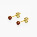 Minimalistische vergoldete Silberohrstecker mit kleinen rotbraunen runden Perlen im Candy-Stil. - Karamellbraun