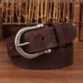 Dettaglio in primo piano della cintura in vera pelle goffrata floreale con fibbia retro. - Caffè / 105cm