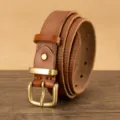 Cintura in pelle marrone classica arrotolata su superficie in legno con fibbia vintage. - Kaki / 100cm