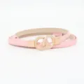 Cintura sottile da donna in pelle verniciata rosa con fibbia dorata per vestiti chic. - Rosa