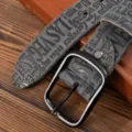 Cintura in pelle grigia vintage con lettere impresse e fibbia metallica per uomo. - Grigio nero / 105cm