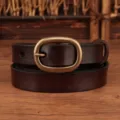 Primo piano dettagliato della cintura in pelle marrone scuro con fibbia ovale in ottone. - Caffè / 100cm