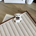 Petit ours en peluche blanc avec nœud papillon marron pour barrettes DIY et artisanat - Style à Ouverture Arrière / Ours Blanc avec Noeud