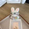 Pendentif lapin en peluche blanche mignon pour décoration de sacs et vêtements - Ouverture à l'arrière / Col Marron Lunettes Noires