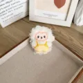 Broche mouton en peluche blanche adorable avec salopette jaune pour sacs ou habits - Style à Ouverture Arrière / Jaune