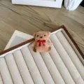 Ours en peluche marron avec nœud rouge pour accessoires cheveux DIY et artisanat - Style à Ouverture Arrière / Ours Brun avec Nœud Papillon