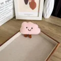 Broche nuage en peluche rose mignonne avec visage souriant pour sac et vêtements! - Style à Ouverture Arrière / Moyen rose