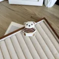 Adorable mini ours en peluche accessoire DIY pour barrettes et décoration de vêtements - Style à Ouverture Arrière / Ours Blanc à Rayures