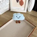 Adorable pendentif en forme de nuage en peluche bleu clair avec un visage souriant - Style à Ouverture Arrière / M Bleu