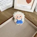Broche mouton en peluche frisée avec salopette bleue, épingle décorative pour vêtements - Style à Ouverture Arrière / Bleu
