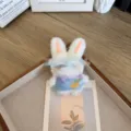 Adorable accessoire lapin en peluche blanc avec tenue bleue pour décoration DIY de vêtements - Ouverture à l'arrière / Col Violet Lunettes Bleues