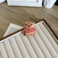 Charme d'ours en peluche marron avec pull rayé rouge et blanc pour DIY accessoires - Style à Ouverture Arrière / Ours brun à rayures