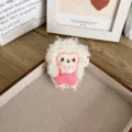 Mignonne broche agneau en peluche avec salopette rose pour décorer vêtements et sacs - Style à Ouverture Arrière / Rose
