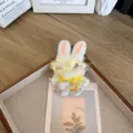 Joli pendentif lapin en peluche blanc pour sacs chaussures et vêtements de DIY - Ouverture à l'arrière / Col Jaune Lunettes Jaunes