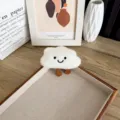 Broche nuage en peluche blanche avec visage souriant pour sac à dos et vêtements - Style à Ouverture Arrière / Moyen Blanc