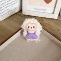 Jolie broche mouton en peluche blanche portant une salopette violette pour vêtements - Style à Ouverture Arrière / Violet