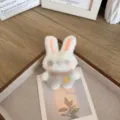 Schattige witte pluche konijnenbroche met wortel voor tassen en kleding decoratie - Bruine Kraag