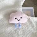 Broche nuage en peluche rose avec visage souriant pour sac à dos et décoration de vêtements - Style à Ouverture Arrière / Rose