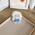 Broche mouton en peluche avec lunettes bleues et salopette pour déco mignonne de sacs - Lunettes à Monture Ronde Bleue - Style Ouverture Arrière / Bleu