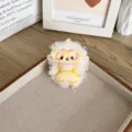 Broche mouton en peluche mignonne avec lunettes jaunes et salopette sur un plateau décoratif - Lunettes à Monture Ronde Jaune - Style Ouverture Arrière / Jaune