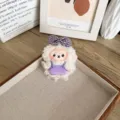 Broche agneau en peluche blanche avec salopette violette et nœud pied-de-poule - Style à Ouverture Arrière / Mouton Violet (Nœud Violet)