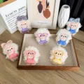 Broches mouton en peluche avec lunettes colorées et nœuds pour sacs et vêtements - Style à Ouverture Arrière / Agneau Jaune avec Nœud Papillon