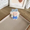 Broche agneau en peluche blanche avec nœud bleu et salopette mignonne accessoire - Style à Ouverture Arrière / Mouton Nœud Bleu