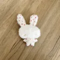 Porte-clés lapin en peluche blanc avec pois rouges et adorable nœud en ruban crème - Style Marionnette / Lapin à Pois Rouges