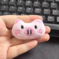 Niedlicher rosa Plüsch-Schweinekopf-Cartoon-Anhänger für Taschen und Dekorationen - Brosche Stil / Rosa Schwein (Vertikale Nasenlöcher)