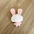 Pendentif lapin en peluche blanche avec oreilles à carreaux roses et petit nœud rose - Style Marionnette / Lapin rose
