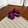 Pince à cheveux orchidée en tissu violet foncé style bohème pour les vacances - Violet foncé