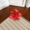 Élégante pince à cheveux orchidée rouge en tissu pour femme au style bohème chic. - Rouge
