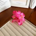 Pince à cheveux orchidée en tissu rose pour coiffures de vacances bohèmes élégantes - Rose rouge