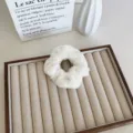 Chouchou en peluche blanc crème doux pour les coiffures d'automne et d'hiver - Blanc Lait