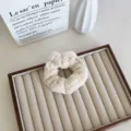 Chouchou en peluche douce premium couleur thé au lait pour coiffures d'automne et d'hiver - Beige