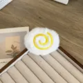 Accessoire de bricolage sucette en peluche blanche avec broderie spirale jaune vif - Style à Ouverture Arrière DIY (M024) / Jaune