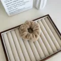 Chouchou géant en peluche couleur thé au lait doux idéal pour coiffures automne hiver - Café Foncé