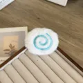Accessoire sucette en peluche blanche avec broderie spirale bleue pour loisirs créatifs DIY. - Style à Ouverture Arrière DIY (M024) / Bleu