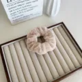 Grand chouchou en peluche douce couleur thé au lait pour des coiffures d'hiver élégantes - Café Clair