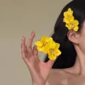 Pinces à cheveux jonquille jaune élégantes pour femmes au design double fleur. - Style Double Fleur / Jaune