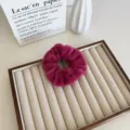 Élégant grand chouchou en peluche magenta pour femmes, idéal pour les coiffures d'hiver - Violet Prune