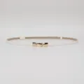 Cintura sottile in pelle bianca da donna con elegante fibbia metallica dorata casual. - Bianco