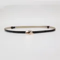 Elegante smalle zwarte lederen riem met gouden ronde gesp voor jurken en pakken. - Zwart